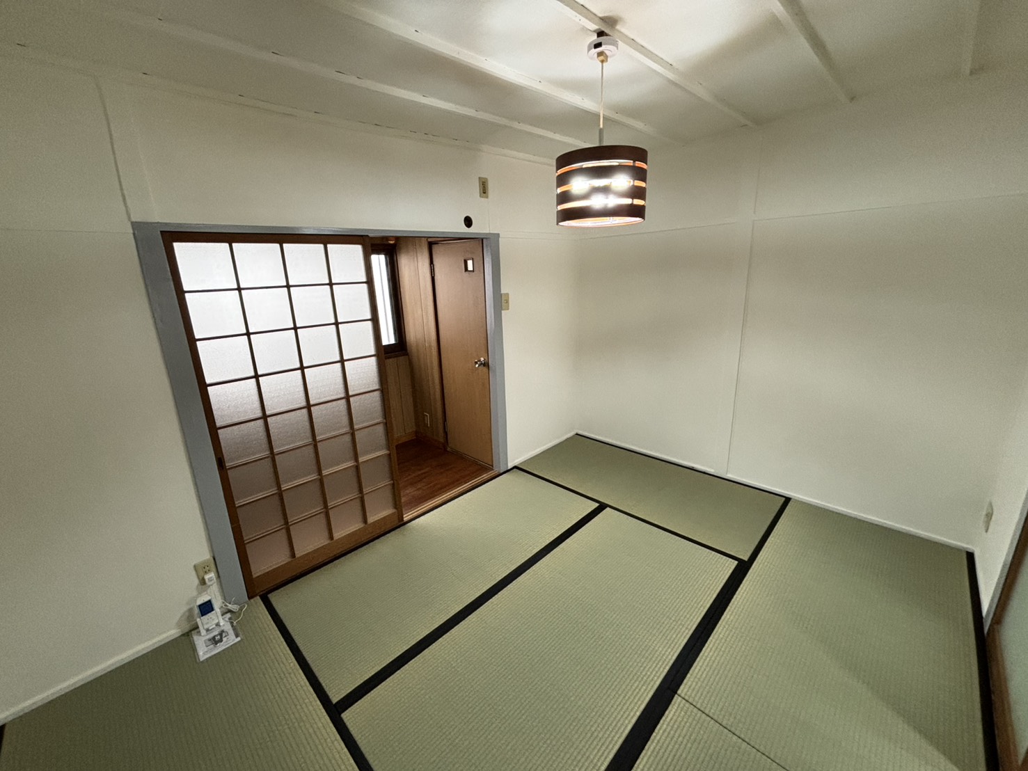 和室 - 障子と畳のある広々としたメイン居室