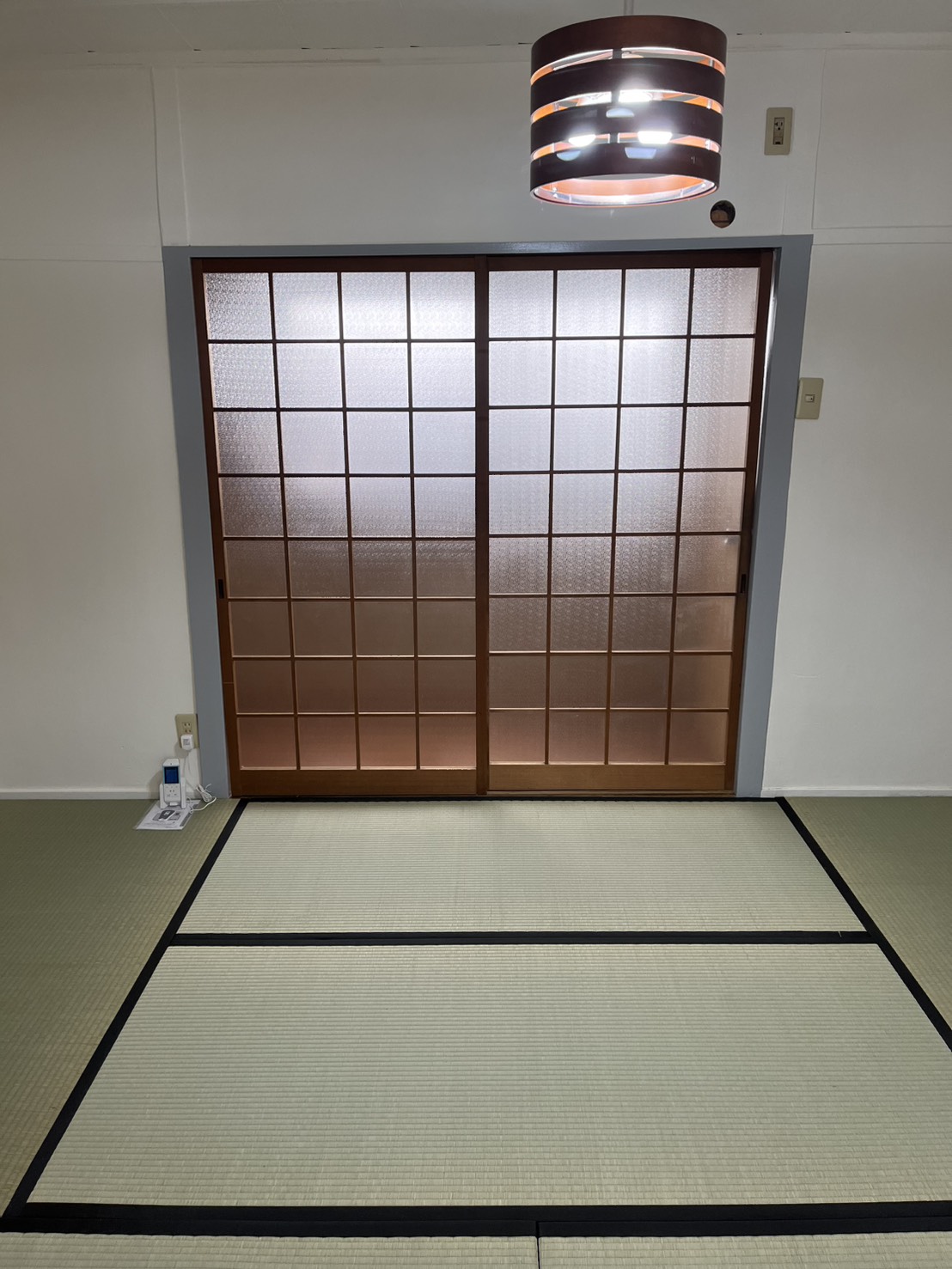 和室 - 障子の引き戸と照明