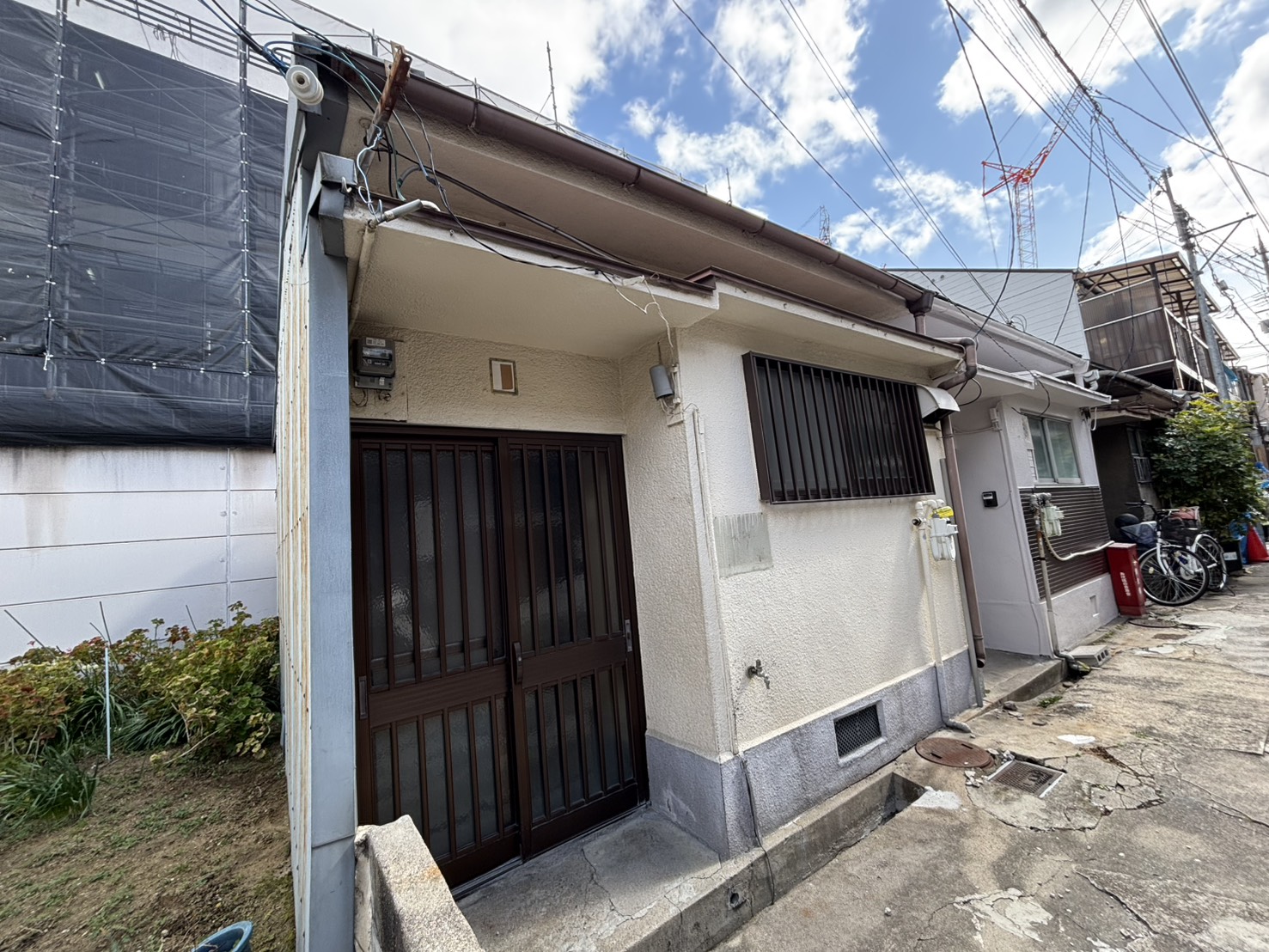 外観 - 建物全景と青空